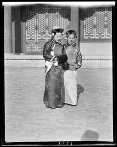 Figure 3: Thanksgiving Day Presidential Review, Manchu Women – Front 感恩节总统大阅兵，满族妇女正面照 219-1221