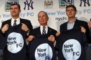 Ferran Soriano, PDG de Manchester City; Michael Bloomberg, maire de New York; et Hal Steinbrenner, propriétaire des New York Yankees après avoir annoncé un partenariat entre les clubs pour créer un nouveau club MLS à New York. (REUTERS / Mike Segar)