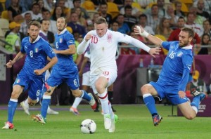 De_Rossi_tackle_on_Rooney_England-Italy_Euro_2012