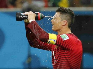 Durante el mundial de Brasil 2014, se implementaron tiempos muertos de 4 minutos donde los jugadores de ambos equipos tenían permitido tomar agua.