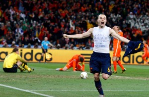 Andrés-Iniesta-celebra-su-gol-que-dió-la-victoria-a-España