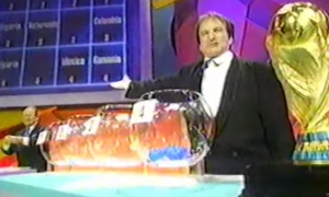 Robin Williams draws the 1994 World Cup with Sepp Blatter (Photograph: YouTube)
