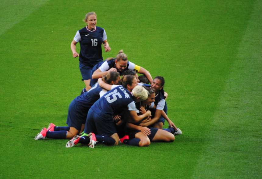 Femmes de la É.U. célébrer après leur médaille d'or remportée contre le Japon, 2012