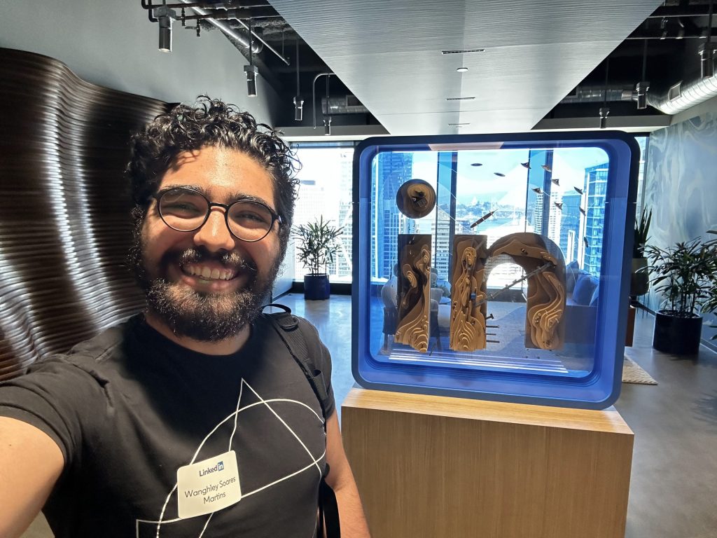 Selfie of Wanghley in front of "in" sign at LinkedIn