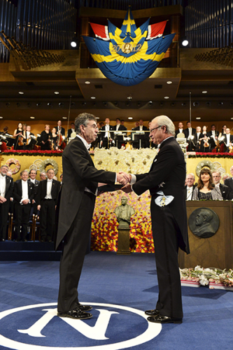 Robert J. Lefkowitz, MD, received the Nobel Prize in chemistry from King Carl Gustaf of Sweden at the Nobel ceremony December 10, 2012. Photo by Jonas Ekströmer.