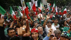 Les supporters de Mexique http://news.yahoo.com/mexicans-celebrate-olympic-soccer-gold-medal-172313837.html